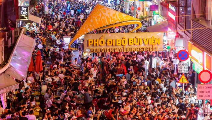 Phố đi bộ Bùi Viện, TP HCM.