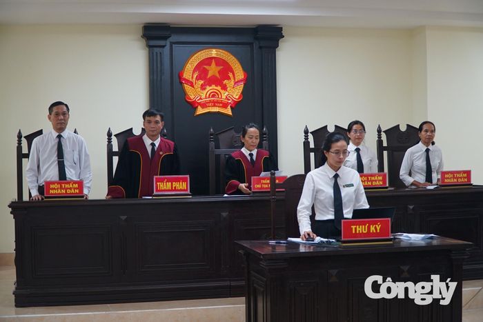Hội đồng xét xử tuyên án.