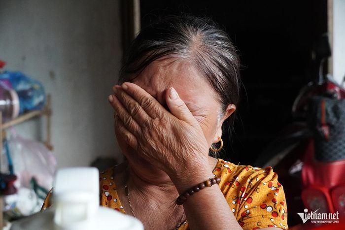 Bà Mai oà khóc khi nghĩ về con gái.