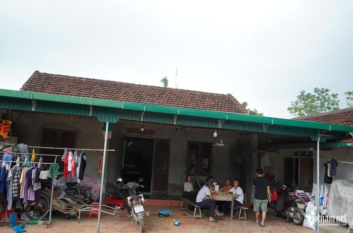 Vợ chồng anh Toàn chở theo con trai đến thăm hỏi, động viện gia đình cô Hiền.