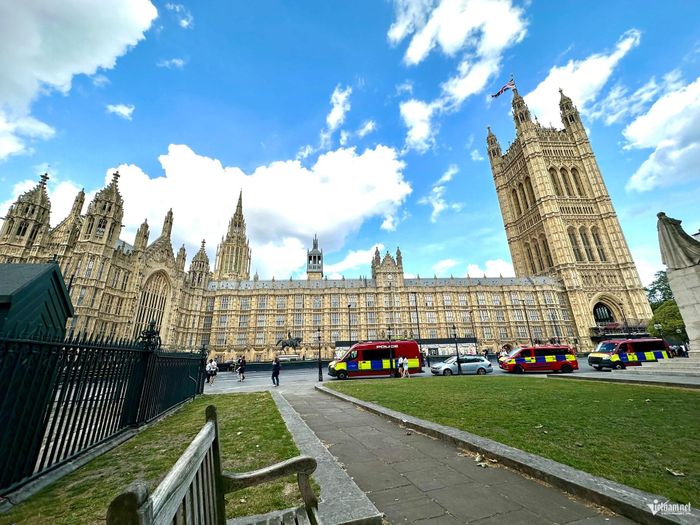 Cung điện Westminster (hay còn gọi là Tòa nhà Quốc hội Anh).