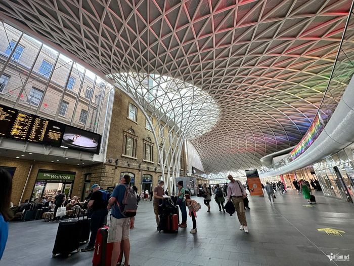 Nhà ga St Pancras - Biểu tượng của London (trái) cổ kính. Bên trong nhà ga King's Cross (phải) hiện đại.