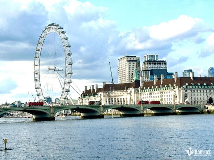 London Eye, còn được biết tới là Vòng quay Thiên niên kỷ, bên sông Thames
