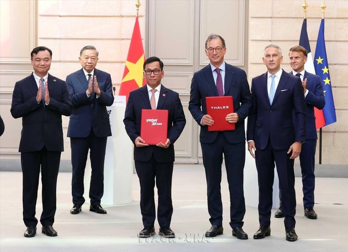 Tổng Bí thư, Chủ tịch nước Tô Lâm và Tổng thống Emmanuel Macron chứng kiến việc trao các văn kiện hợp tác giữa hai nước. Ảnh: TTXVN