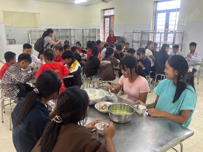 Nhiều học sinh ăn bán trú. Ảnh: Thái Dương