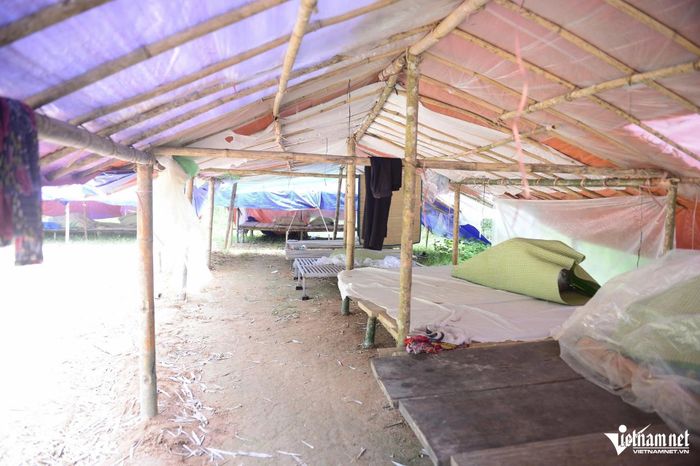 Đồ đạc của người dân vẫn đang để ở khu lán tạm bợ