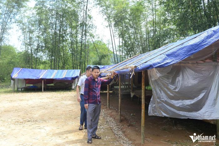 Những lán tạm được chính quyền địa phương dựng hơn một năm qua để sẵn sàng di dân khi cần thiết