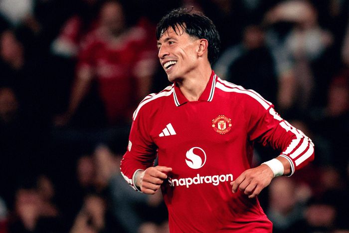 Sesko và Lisandro cũng tham gia vào bữa tiệc bàn thắng. Ảnh: MUFC