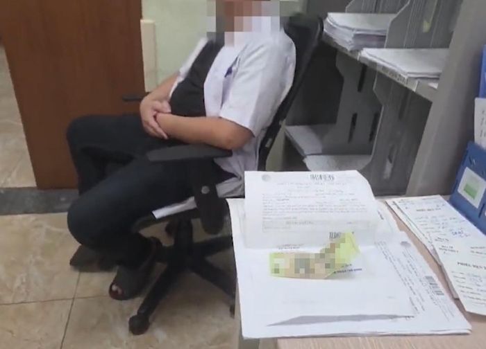 Nhân viên y tế nói không rõ về khoản tiền được bệnh nhân kẹp vào giấy tờ. Ảnh chụp video của báo Nông nghiệp và Môi trường