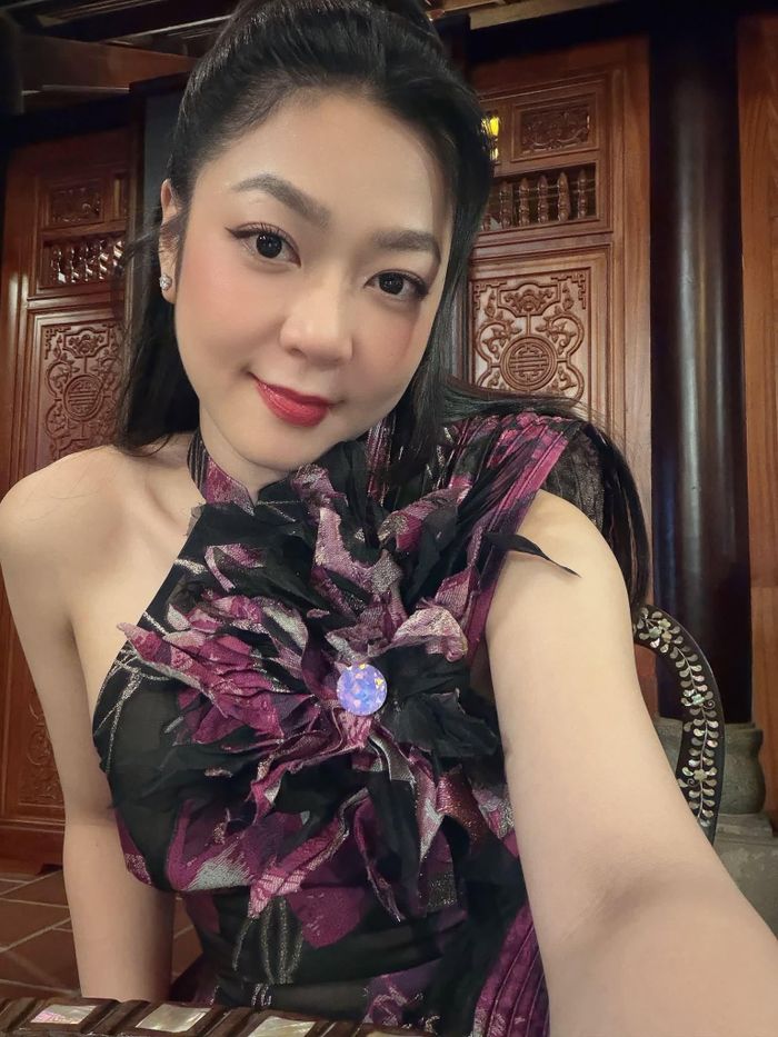 Ca sĩ Hà Thanh Xuân xinh đẹp trước giờ lên sân khấu.