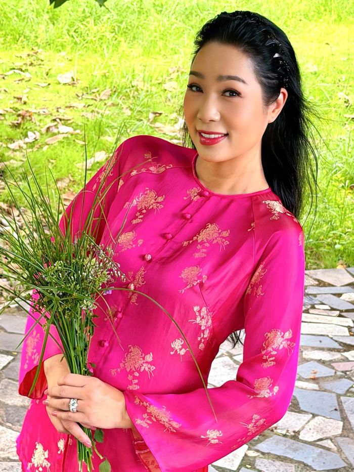 NSND Trịnh Kim Chi duyên dáng trong thiết kế áo bà ba.