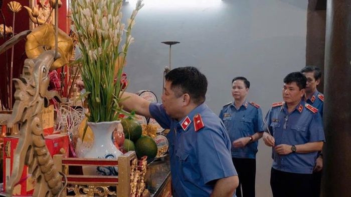 Đoàn đại biểu thắp nén nhang thành kính tưởng nhớ những người đã ngã xuống vì độc lập dân tộc.