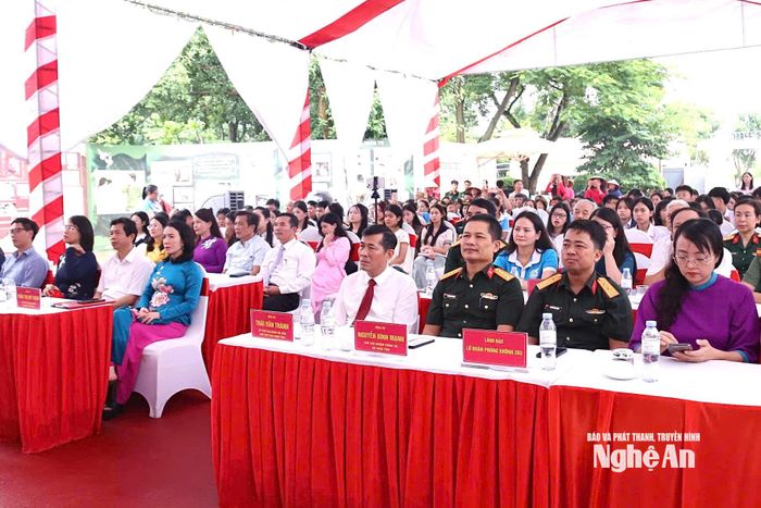 Trưng bày chuyên đề “Tình yêu trong chiến tranh” thu hút đông đảo người dân đến tham gia. Ảnh: Phương Huyền
