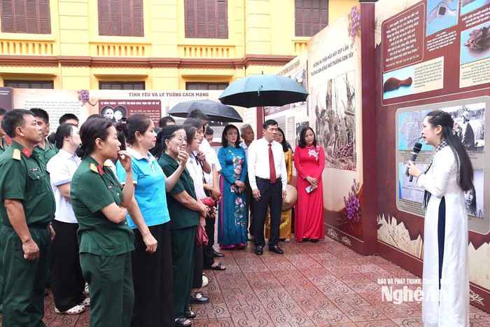 Các đại biểu cùng người dân tìm hiểu những lá thư, trang nhật ký và các hình ảnh, tư liệu tại trưng bày “Tình yêu trong chiến tranh”. Ảnh: Phương Huyền