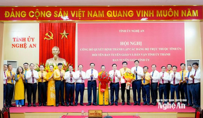 Đồng chí Nguyễn Khắc Thận - Bí thư Tỉnh uỷ, Trưởng Đoàn ĐBQH tỉnh trao Quyết định; Thường trực Tỉnh uỷ, Ban Thường vụ Tỉnh uỷ tặng hoa chúc mừng. Ảnh: Phạm Bằng