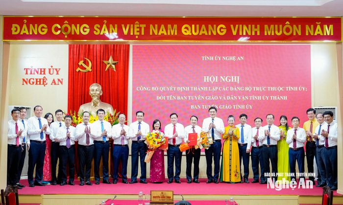 Đồng chí Nguyễn Khắc Thận - Bí thư Tỉnh uỷ, Trưởng Đoàn ĐBQH tỉnh trao Quyết định; Thường trực Tỉnh uỷ, Ban Thường vụ Tỉnh uỷ tặng hoa chúc mừng. Ảnh: Phạm Bằng