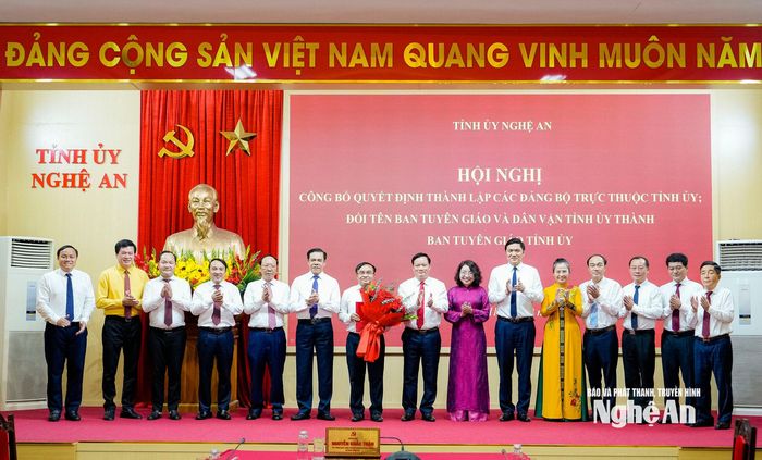 Đồng chí Nguyễn Khắc Thận - Bí thư Tỉnh uỷ, Trưởng Đoàn ĐBQH tỉnh trao Quyết định; Thường trực Tỉnh uỷ, Ban Thường vụ Tỉnh uỷ tặng hoa chúc mừng. Ảnh: Phạm Bằng