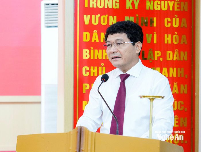Đồng chí Phạm Trọng Hoàng - Trưởng ban Tổ chức Tỉnh uỷ công bố các quyết định của Ban Chấp hành Đảng bộ tỉnh và Ban Thường vụ Tỉnh ủy. Ảnh: Phạm Bằng