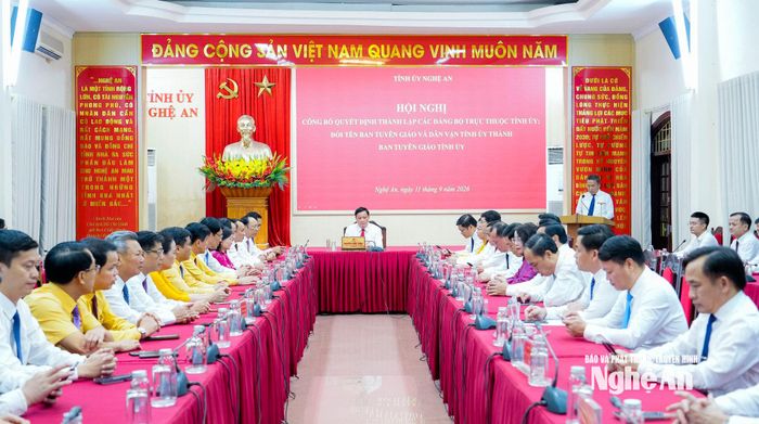 Quang cảnh Hội nghị công bố quyết định thành lập các Đảng bộ trực thuộc Tỉnh uỷ; đổi tên Ban Tuyên giáo và Dân vận Tỉnh ủy thành Ban Tuyên giáo Tỉnh ủy. Ảnh: Phạm Bằng
