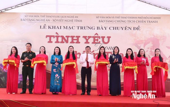Đồng chí Thái Văn Thành - Phó Chủ tịch UBND tỉnh cùng các đại biểu thực hiện nghi thức cắt băng khai mạc trưng bày chuyên đề “Tình yêu trong chiến tranh”. Ảnh: Phương Huyền