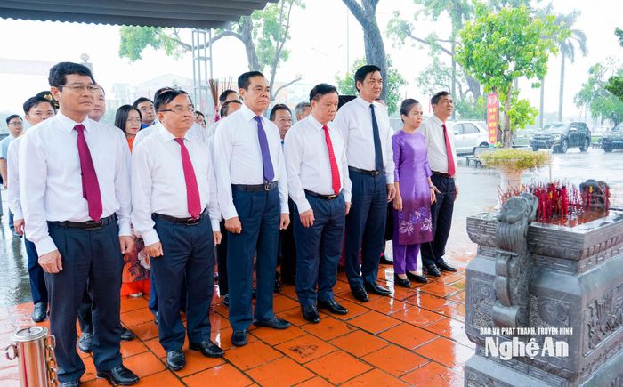 Đoàn đại biểu Tỉnh ủy, HĐND, UBND, Ủy ban MTTQ Việt Nam tỉnh Nghệ An tổ chức Lễ dâng hoa, dâng hương tưởng niệm tại Khu di tích Xô viết Nghệ Tĩnh. Ảnh: Phạm Bằng
