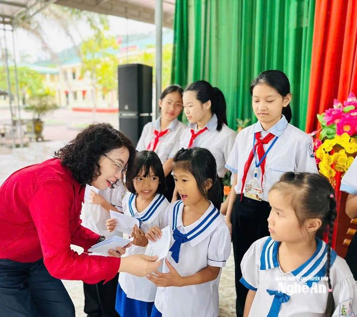 Lãnh đạo Ban Tuyên giáo và Dân vận Tỉnh ủy tặng quà cho các em học sinh.