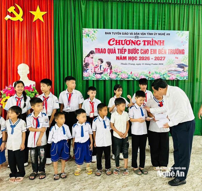 Lãnh đạo Ban Tuyên giáo và Dân vận Tỉnh ủy tặng quà cho các em học sinh.