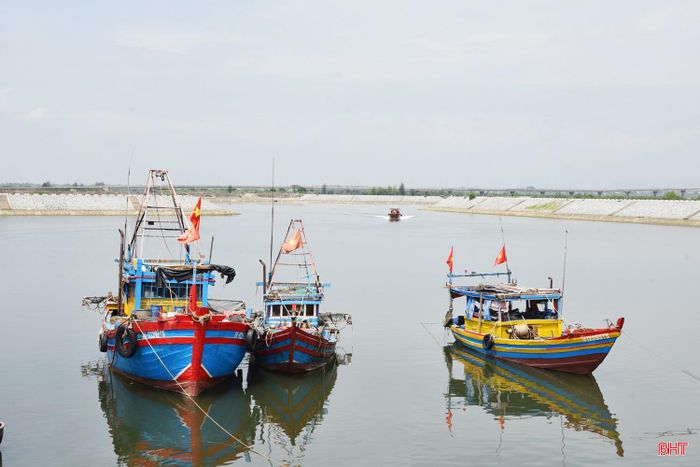 Đơn vị quản lý và các lực lượng chức năng tăng cường tuần tra, kiểm tra để đảm bảo an toàn, thông thoáng tại Khu neo đậu tránh trú bão tàu cá Cửa Hội - Xuân Phổ.