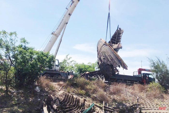 Lực lượng chức năng dọn dẹp tại Khu neo đậu tránh trú bão tàu cá Cửa Nhượng.