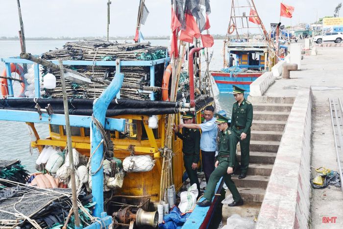 Lực lượng chức năng phối hợp kiểm tra công tác đảm bảo an toàn trên tàu thuyền vào tránh trú.