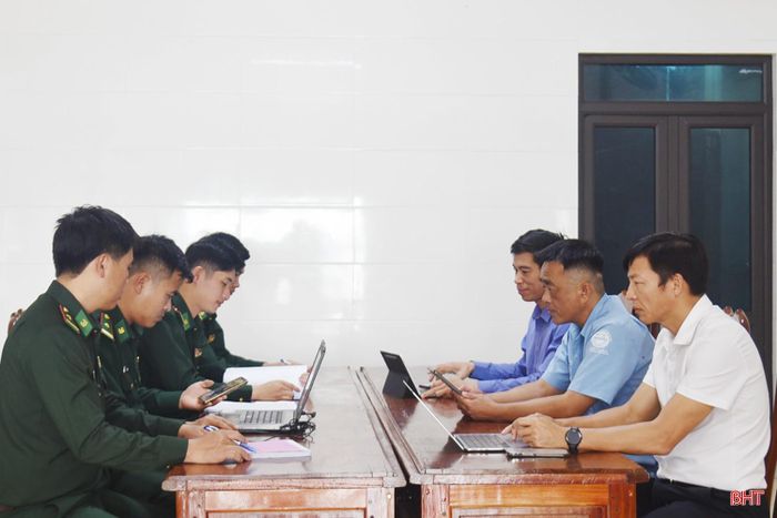 Các lực lượng chức năng trao đổi kế hoạch phối hợp phòng chống thiên tai mùa mưa bão mới.