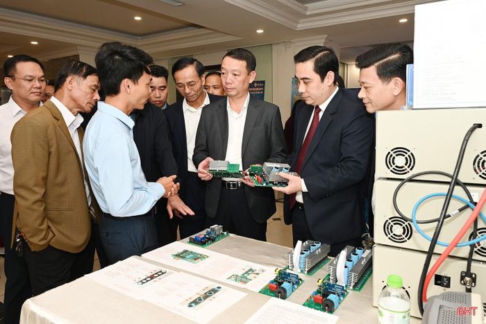 Dự án máy kích điện sine chuẩn của anh Võ Tá Hoàng tham dự cuộc thi năm 2025 và được lãnh đạo tỉnh đánh giá cao.