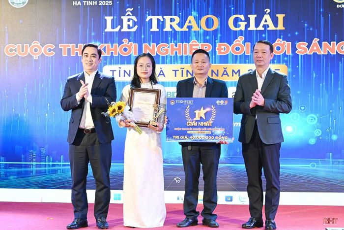 Chủ tịch UBND tỉnh Phan Thiên Định và Giám đốc Sở KH&CN Lê Thành Đông trao giải Cuộc thi Khởi nghiệp đổi mới sáng tạo Hà Tĩnh 2025.