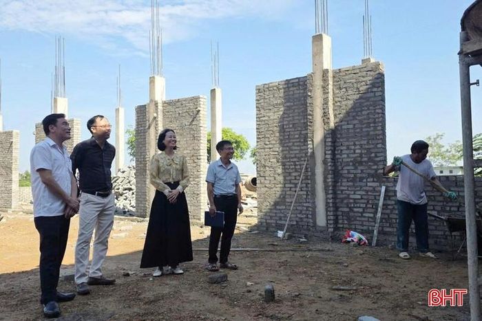 Lãnh đạo xã Trường Lưu và Ban Giám hiệu Trường Tiểu học Trường Lưu kiểm tra tiến độ thi công công trình.