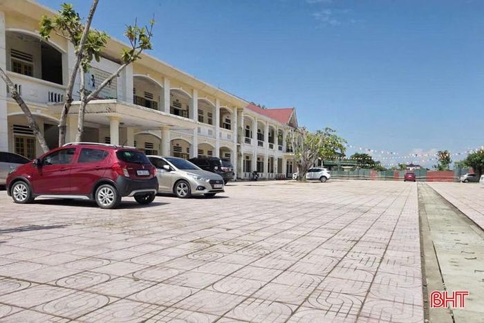  Hơn 5.000m2 sân trường của Trường THCS Lam Kiều đã được lát gạch, kịp thời phục vụ năm học mới. 