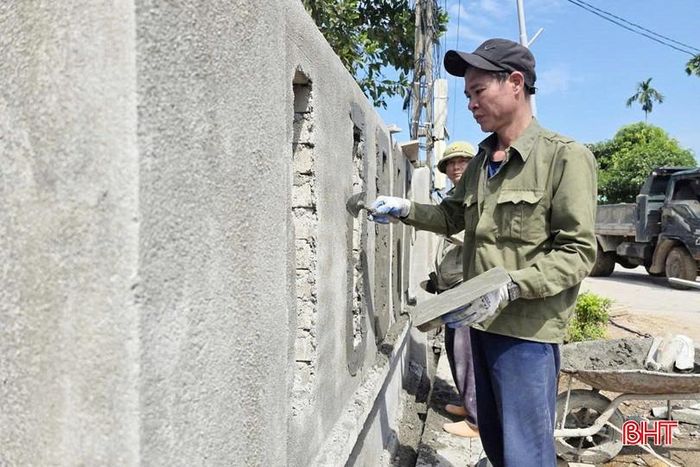 Công nhân xây hàng rào xung quanh Trường Tiểu học Trường Lưu, phân hiệu II.