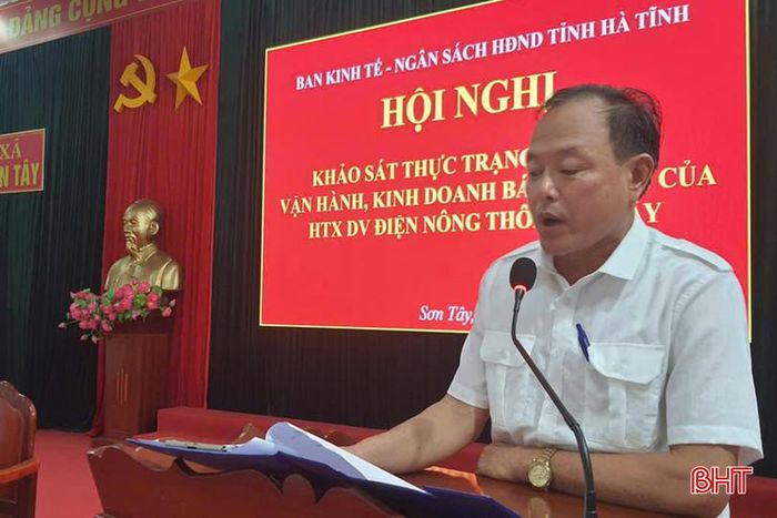 Ông Lê Hồng Nam - Giám đốc HTX Dịch vụ điện nông thôn xã Sơn Tây báo cáo tình hình hoạt động kinh doanh bán lẻ điện.