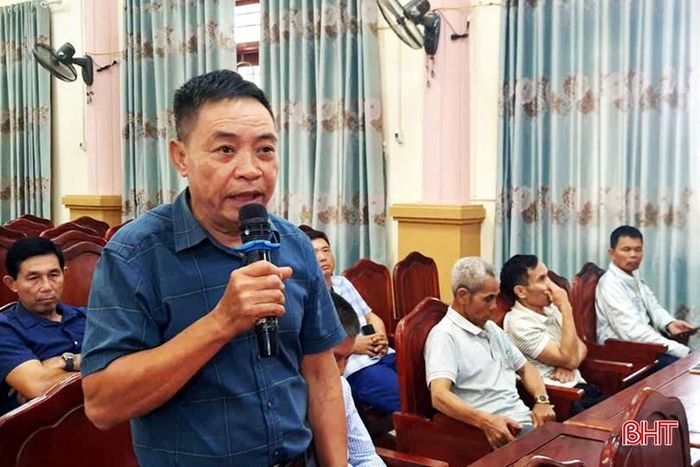 Ông Lê Thanh Sơn, thôn Kim Thành, xã Sơn Tây, phản ánh về chất lượng lưới điện và việc sử dụng điện trong giờ cao điểm.