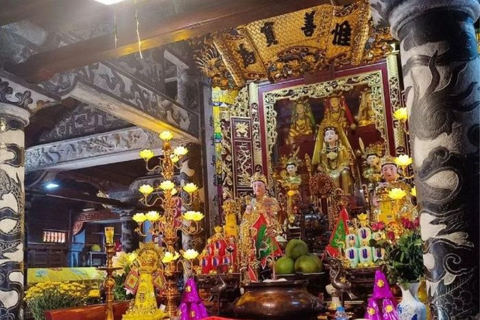 Đền thờ gian giữa dành cho Bát Nàn tướng quân. (Ảnh: Vietnam+)