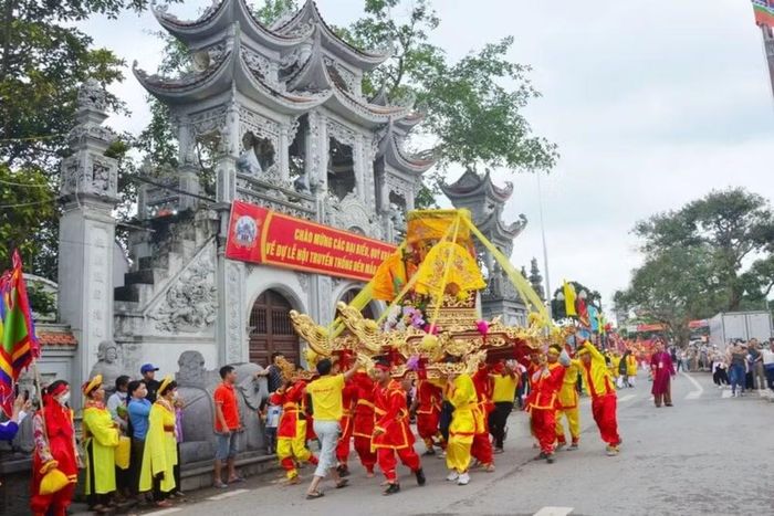 Lễ hội Đền Tiên La thu hút đông đảo người dân và du khách tham gia. (Ảnh: Vietnam+)
