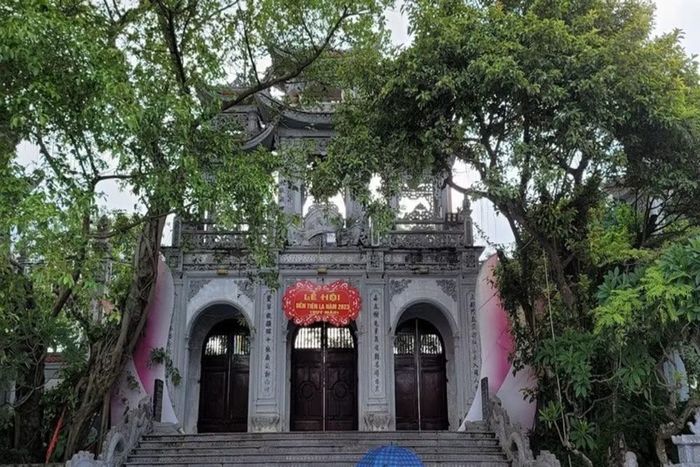 Cổng Tam quan Đền Tiên La. (Ảnh: Vietnam+)