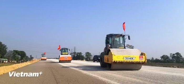 Nhà thầu thi công nền đường một dự án thành phần cao tốc. (Ảnh: Việt Hùng/Vietnam+)