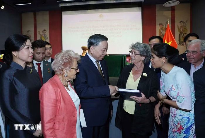 Tổng Bí thư, Chủ tịch nước Tô Lâm và Phu nhân với các đại biểu. (Ảnh: Thống Nhất/TTXVN)