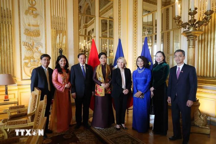 Bà Ngô Phương Ly, Phu nhân Tổng Bí thư, Chủ tịch nước Tô Lâm, với Bộ trưởng Bộ Văn hóa Pháp Catherine Pégard và các đại biểu. (Ảnh: TTXVN phát)