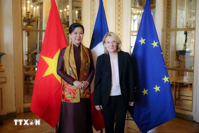 Bà Ngô Phương Ly, Phu nhân Tổng Bí thư, Chủ tịch nước Tô Lâm, với Bộ trưởng Bộ Văn hóa Pháp Catherine Pégard. (Ảnh: TTXVN phát)