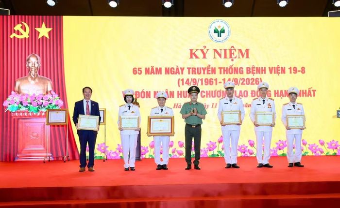 Thượng tướng Đặng Hồng Đức, Thứ trưởng Công an trao Bằng khen cho các cá nhân và tập thể. (Ảnh: PV/Vietnam+)