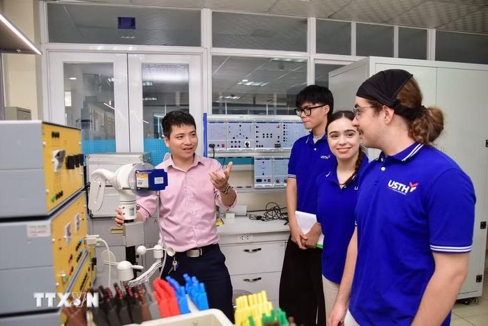 Sinh viên Việt Nam-Pháp học tập tại môi trường Đại học Khoa học và Công nghệ Hà Nội. (Ảnh: Thu Phương/TTXVN)