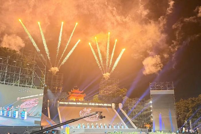 Không gian sân khấu rực rỡ của lễ khai mạc Festival Thăng Long-Hà Nội 2026. (Ảnh: Việt Trung/Vietnam+)