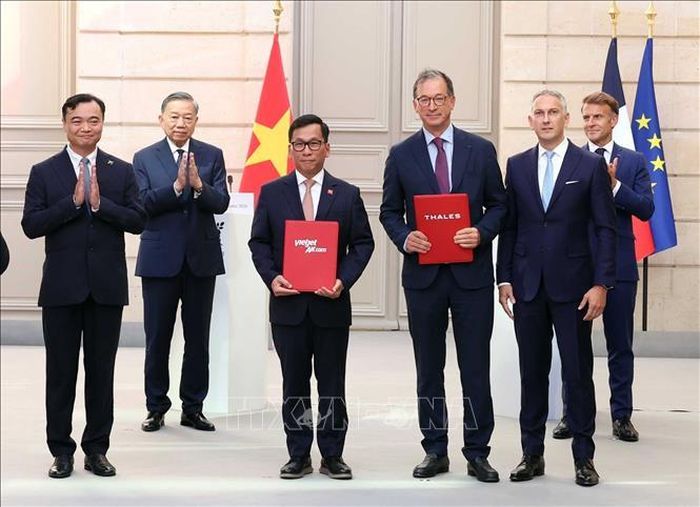 Tổng Bí thư, Chủ tịch nước Tô Lâm và Tổng thống Pháp Emmanuel Macron chứng kiến trao văn kiện và thoả thuận hợp tác giữa hai nước. Ảnh: Thống Nhất/TTXVN