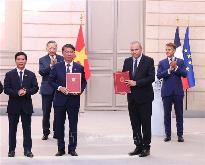 Tổng Bí thư, Chủ tịch nước Tô Lâm và Tổng thống Pháp Emmanuel Macron chứng kiến trao văn kiện và thoả thuận hợp tác giữa hai nước. Ảnh: Thống Nhất/TTXVN